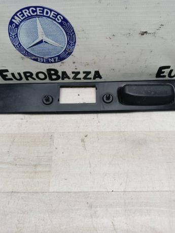 Накладка крышки багажника Mercedes W211 2117500193