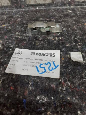 Обшивка крышки багажника Mercedes W211 2116940325