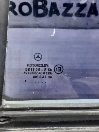 Форточка задней правой двери Mercedes W203 Wagon A2037300455
