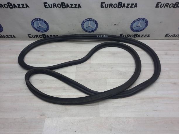Уплотнитель крышки багажника Mercedes W202 2027500198