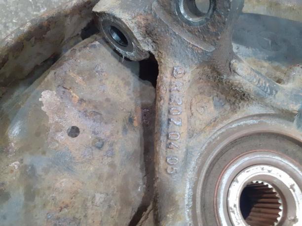 Кулак задний левый Mercedes W202 2023505608