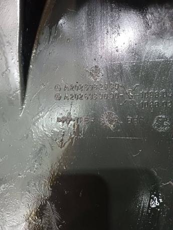 Передний подкрылок Mercedes W202 2026982730