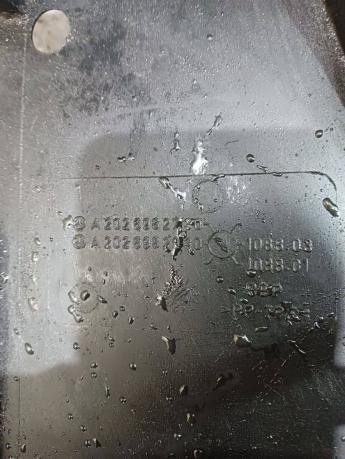 Передний подкрылок Mercedes W202 2026982730