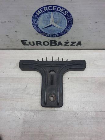 Кронштейн решетки радиатора Mercedes W212 2128850136
