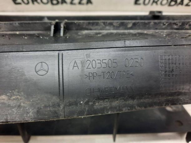 Дефлектор радиатора Mercedes W203 A2035050230