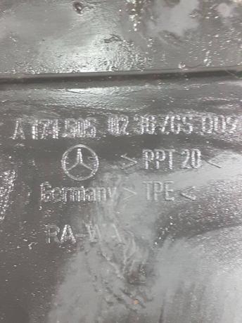 Дефлектор радиатора Mercedes R171 A1715050236