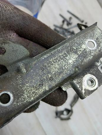 Болт навесного оборудования Mercedes Om642 A6421410740