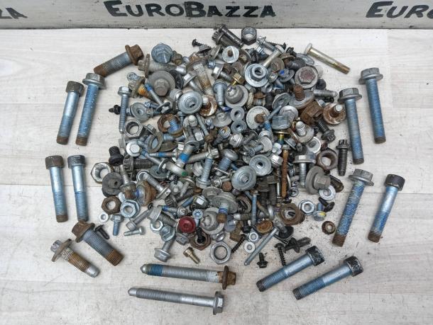 Болты крепления Mercedes W203 A0129906901