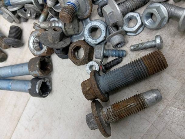 Болты крепления Mercedes W203 A0129906901