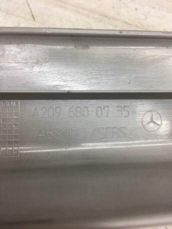 Накладка порога внутренняя Mercedes W209 A2096800735
