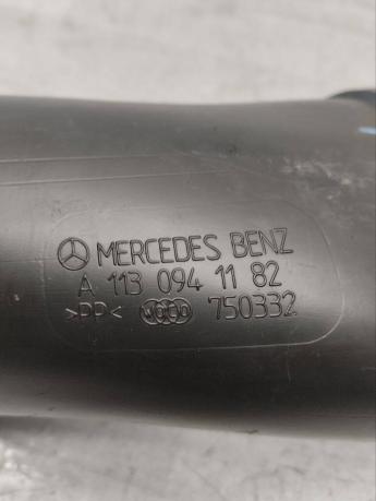Патрубок воздушного фильтра правый Mercedes М113 A1130941182