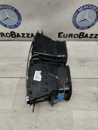 Дефлектор центральный Mercedes W204 A2048306164