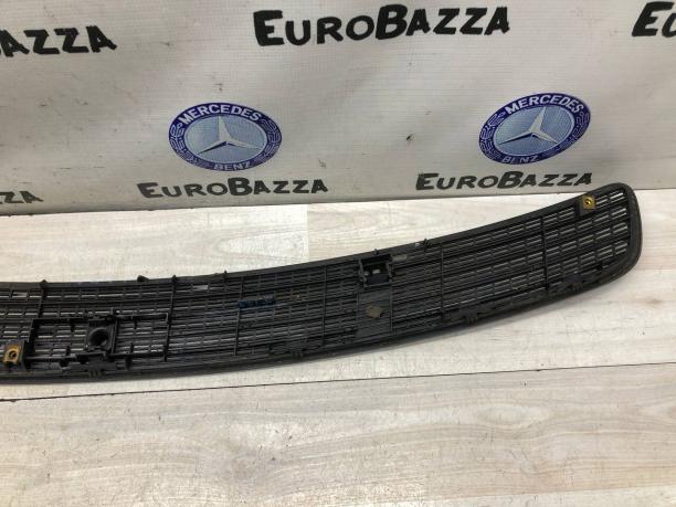 Решетка капота Mercedes W203 A2038800205