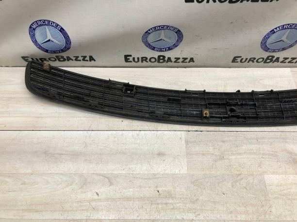 Решетка капота Mercedes W203 A2038800205