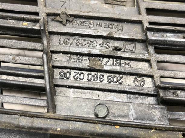 Решетка капота Mercedes W203 A2038800205