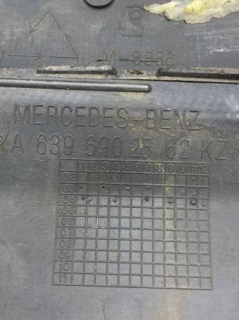 Молдинг заднего крыла Mercedes W639 A6396902562