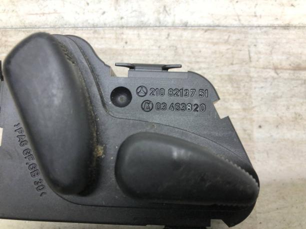 Кнопка регулировки переднего сидения Mercedes W203 A2108213751