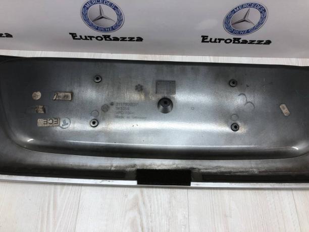 Накладка крышки багажника Mercedes W211 A2117500237
