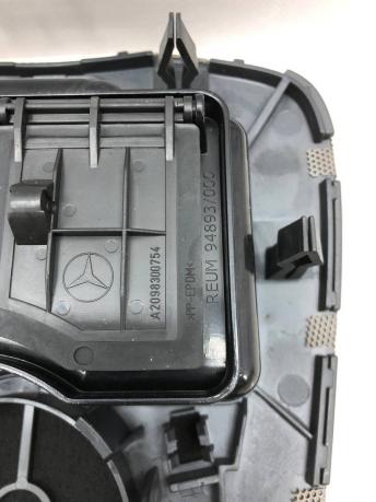 Центральный дефлектор торпедо Mercedes W209 A2098300754
