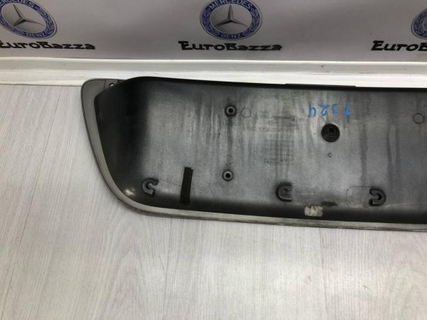 Накладка крышки багажника Mercedes W203 A2037500881