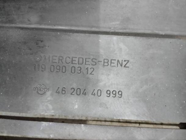 Крышка двигателя Mercedes М119 A1190900312