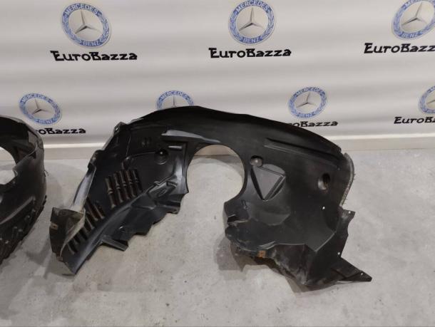 Подкрылок передний Mercedes R172 A1726900030