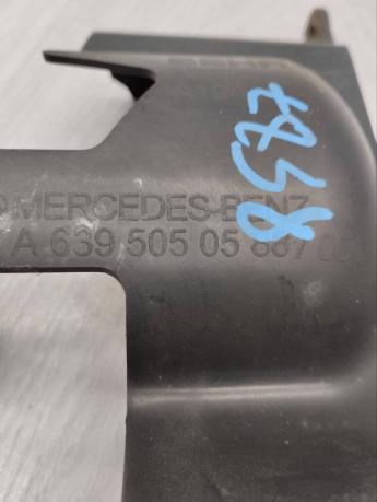 Пыльник радиатора передний правый Mercedes W639 A6395050588