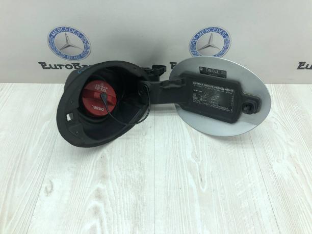 Лючок бензобака Mercedes W251 A2517570106