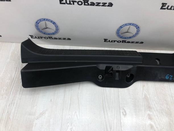 Накладка замка багажника Mercedes W251 A2516903925