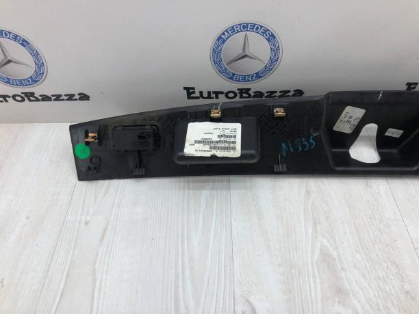 Накладка замка крышки багажника Mercedes W164 A1647400030