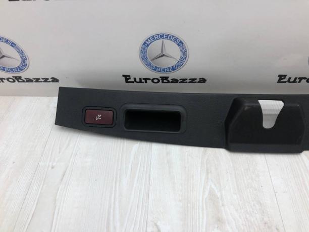 Накладка замка крышки багажника Mercedes W164 A1647400030