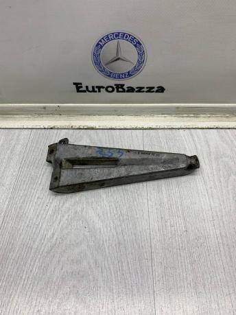 Кронштейн впускного коллектора Mercedes М111 A1112361395