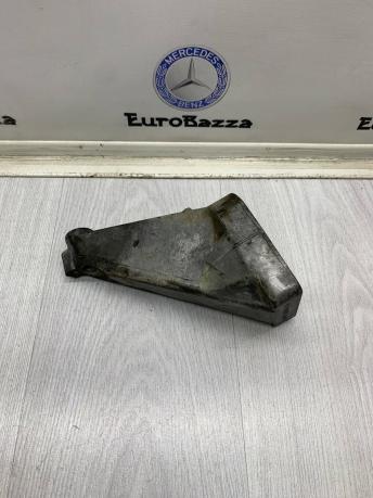 Кронштейн подушки двигателя слева Mercedes М111 A1112231604