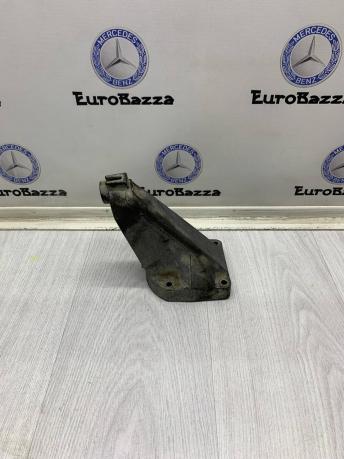 Кронштейн подушки двигателя слева Mercedes М111 A1112231604