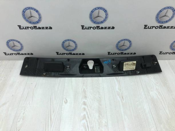 Накладка замка крышки багажника Mercedes W251 A2517470087