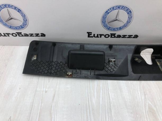 Накладка замка крышки багажника Mercedes W251 A2517470087