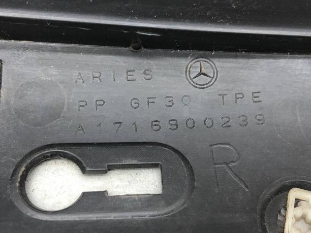 Молдинги передней стойки кузова Mercedes R171 A1716900139