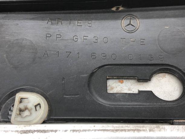 Молдинги передней стойки кузова Mercedes R171 A1716900139