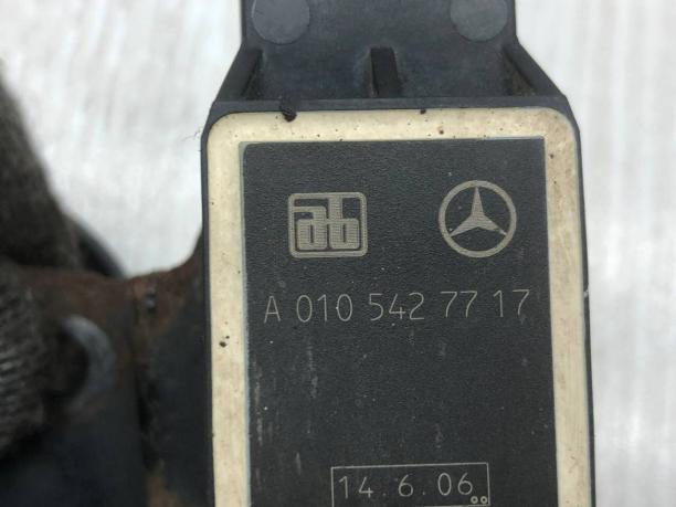 Датчик уровня подвески передний Mercedes X164 A0105427717