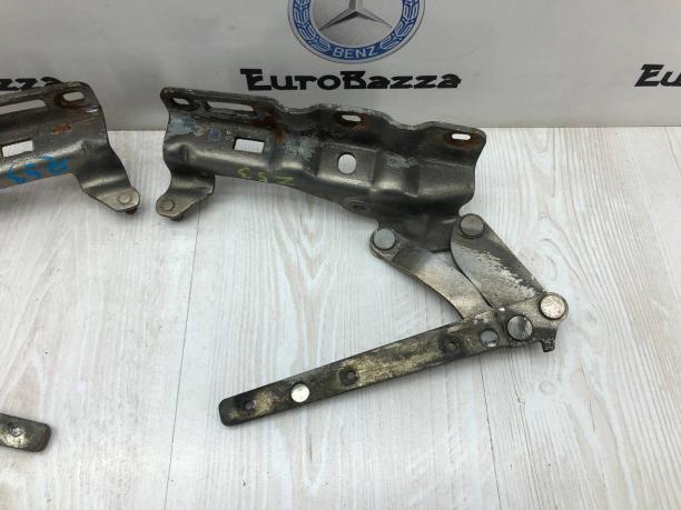 Петля капота Mercedes W203 A2038800029