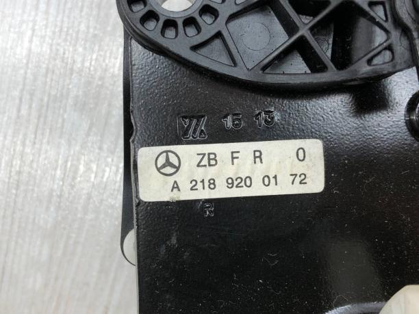 Замок сиденья правый Mercedes W218 A2189200172