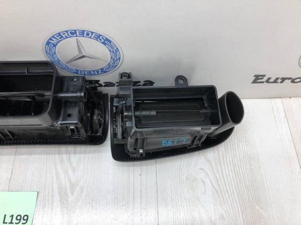 Дефлектор обдува салона Mercedes W203 A2038300254