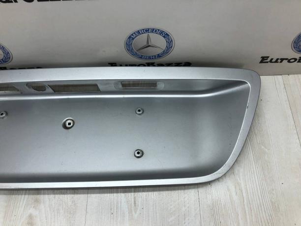 Накладка крышки багажника Mercedes W203 A2037500881