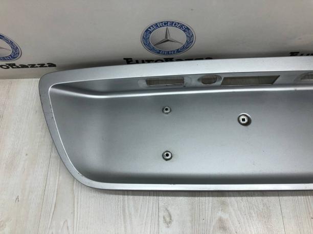 Накладка крышки багажника Mercedes W203 A2037500881