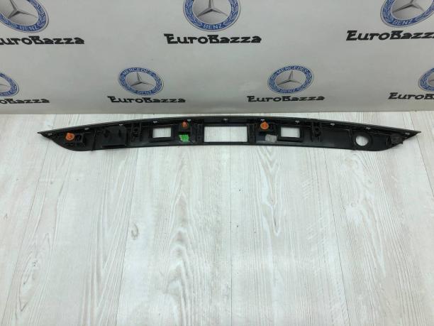 Накладка крышки багажника Mercedes W204 А2047400993 А2047400993