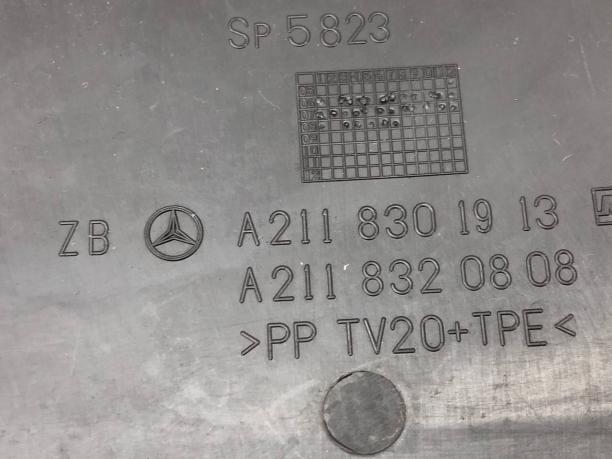 Пластик подкапотный Mercedes W219 A2118300813