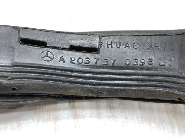 Резиновый уплотнитель двери Mercedes W203 А2037200178 А2037200178