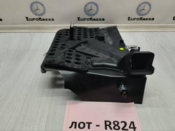 Нижняя накладка торпедо правая Mercedes R231 A2316809601