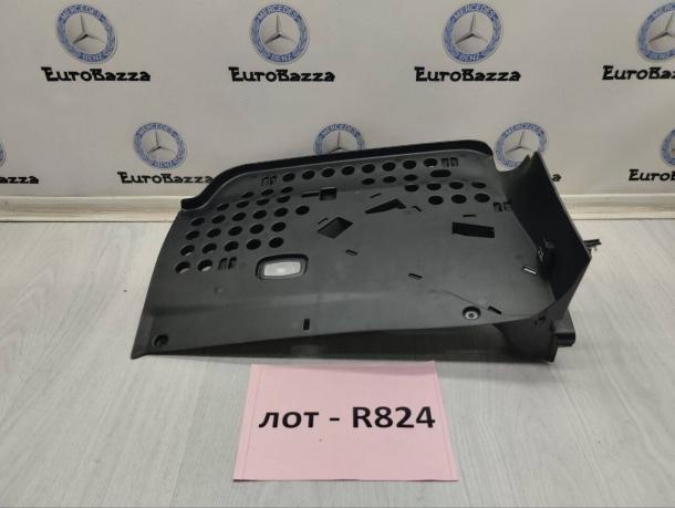 Нижняя накладка торпедо правая Mercedes R231 A2316809601