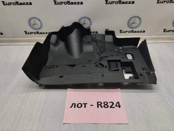 Нижняя накладка торпедо левая Mercedes R231 A2316809501